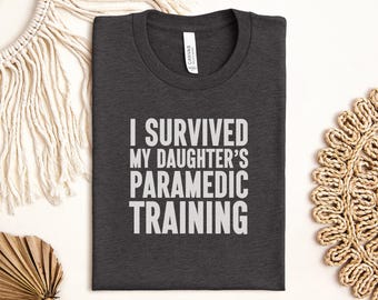 Camiseta para filha de paramédico, presente para pais de socorristas, camiseta de formatura, orgulho de mãe e pai, eu sobrevivi, camiseta engraçada para paramédicos, camiseta da área da saúde