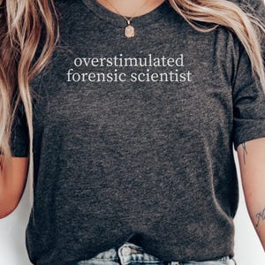 Puede incluir: Un juego de tres tazas de cerámica con un acabado mate moteado. Las tazas son de color crema, gris claro y gris oscuro. Cada taza tiene un diseño simple y minimalista y un asa redondeada.