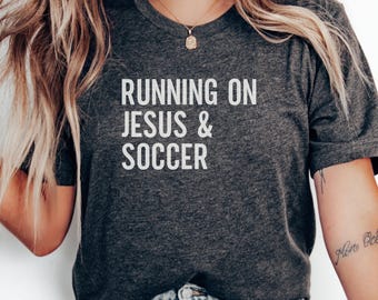 イエスとサッカーを駆け抜けるTシャツ、面白いスポーツTシャツ、クリスチャンTシャツ、サッカー愛好家へのギフト、アスリートシャツ、宗教的なギフト、信仰