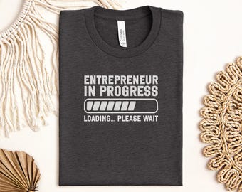 Entrepreneur in Fortschritt T-Shirt, Zukünftiger Chef, Geschäft wird geladen, Start-up Hustle, Motivation Shirt, Geschenk für Unternehmer, Ziel Bagger