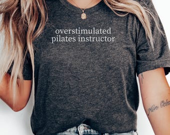 Camiseta de instructora de Pilates sobreestimulada / Regalo divertido para entrenadora de Pilates / Camiseta sarcástica para instructora de bienestar para ella