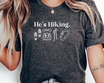 Er ist Wandern T-Shirt, Outdoor Abenteuer T-Shirt, Wandern Enthusiast Shirt, Wanderer Geschenk, Trekking Bekleidung, Berg Liebhaber Kleidung