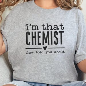 「私はあの化学者」Tシャツ、おもしろ化学Tシャツ、科学Tシャツ、化学者への贈り物、誇り高き化学者シャツ、化学ギフトアイデア