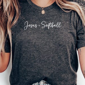 Camiseta de Jesús y sóftbol, divertida camiseta deportiva, bonita camiseta de sóftbol, camiseta cristiana inspiradora, camiseta gráfica informal para mujer Dark Grey Heather