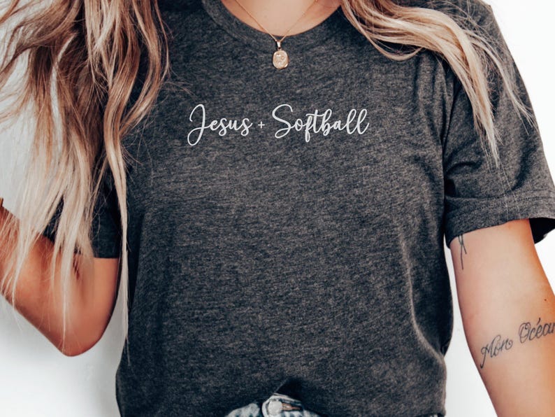 Camiseta de Jesús y sóftbol, divertida camiseta deportiva, bonita camiseta de sóftbol, camiseta cristiana inspiradora, camiseta gráfica informal para mujer Dark Grey Heather