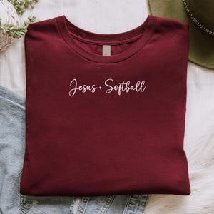 Camiseta de Jesús y sóftbol, divertida camiseta deportiva, bonita camiseta de sóftbol, camiseta cristiana inspiradora, camiseta gráfica informal para mujer Maroon