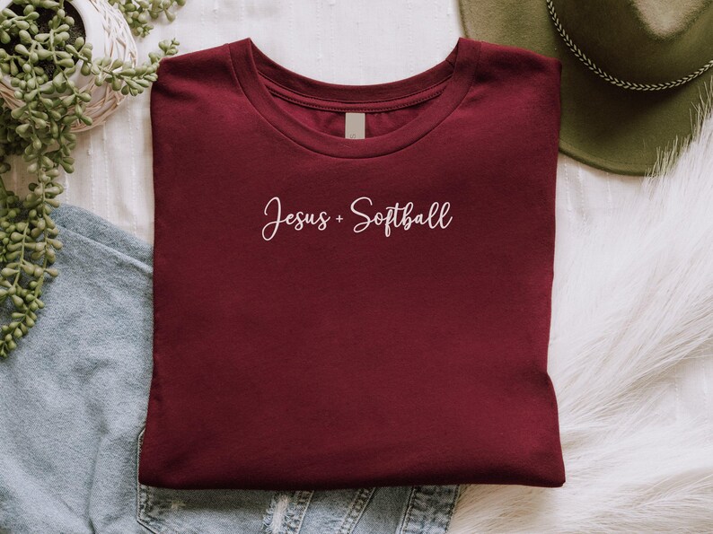 Camiseta de Jesús y sóftbol, divertida camiseta deportiva, bonita camiseta de sóftbol, camiseta cristiana inspiradora, camiseta gráfica informal para mujer Maroon