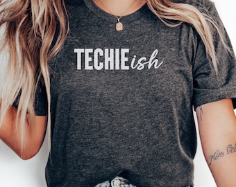 Techie Ish Grafik T-Shirt, Unisex Tech Liebhaber T-Shirt, Lustiges Programmierer Shirt, Geeky Geschenkidee, Lässiges Nerdy Kleid, Cooles IT Guy Top