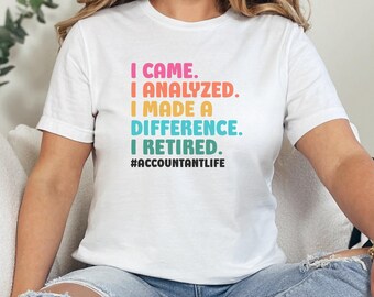 Könnte beinhalten: Weißes T-Shirt mit dem Text "I CAME. I ANALYZED. I MADE A DIFFERENCE. I RETIRED. #ACCOUNTANTLIFE" in bunten, gestapelten Buchstaben. Ein lässiges Kleidungsstück für Buchhalter.