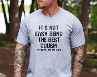 No es fácil ser el mejor primo, pero aquí lo estoy logrando. Camiseta familiar divertida, camiseta genial de primo, camiseta de regalo humorística.