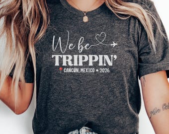 Camiseta "We be Trippin Cancún México 2026", camisetas de viaje, camisetas de vacaciones, camisetas para viajes familiares, camisetas para viajes en grupo, regalos de viaje, camisetas para aeropuertos