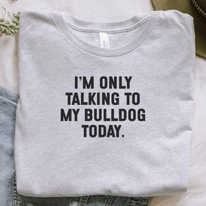 Maglietta Bulldog, Maglietta Divertente per Cani, Maglietta per Amanti dei Cani, Regalo per Proprietari di Animali, Oggi Parlo Solo con il Mio Bulldog, Mamma Bulldog, Papà Bulldog, Regalo per Bulldog