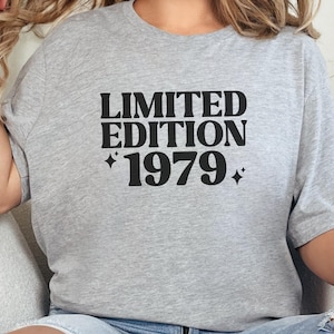 限定版1979 Tシャツ、レトロバースデーTシャツ、1979年生まれギフト、ヴィンテージ1979シャツ、45歳の誕生日パーティーアパレル