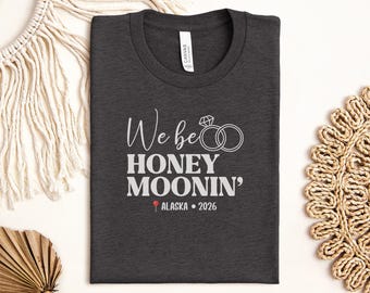 Camiseta "We be Honeymoonin' Alaska 2026", camiseta para futura pareja de luna de miel, camiseta para viaje de boda a Alaska, ropa con anillos de compromiso, regalo para recién casados