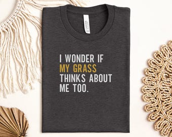 Camiseta "Me pregunto si mi césped también piensa en mí", divertida camiseta con frase sarcástica, camiseta con gráfico peculiar, regalo para jardineros y amantes de las plantas.