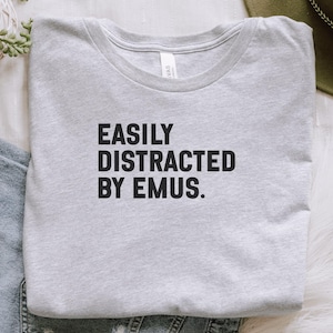 エミューに気を取られやすいTシャツ、エミュー愛好家へのギフト、おもしろ動物Tシャツ、バードウォッチャー、かわいいエミューシャツ、動物園愛好家、ノベルティシャツ
