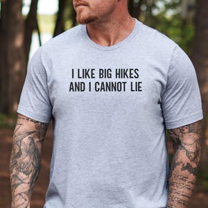 「I Like Big Hikes」Tシャツ、面白いハイキングTシャツ、アウトドアアドベンチャーシャツ、ハイキングギフトアイデア、ユーモラスなハイキングシャツ、ユニセックスTシャツ