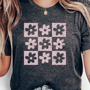 レトロな花柄グラフィックTシャツ、ヴィンテージフラワーシャツ、70年代風トップス、ボヘミアンフラワーパワーTシャツ、グルーヴィーな花柄デザインTシャツ