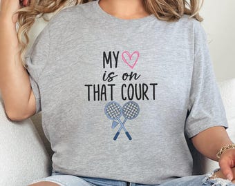 Tennis-Liebhaber-T-Shirt Mein Herz ist auf diesem Platz-Entwurfs-Geschenk für Tennis-spieler Unisex Rundhals-T-Stück Sport-Fan-Bekleidung