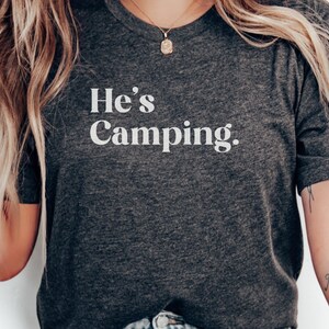 Camisetas de camping, divertidas camisetas para actividades al aire libre, regalo para amantes del camping, ropa de aventura en la naturaleza, camisetas para viajes de vacaciones, camisetas unisex.