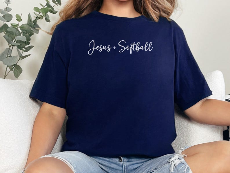 Camiseta de Jesús y sóftbol, divertida camiseta deportiva, bonita camiseta de sóftbol, camiseta cristiana inspiradora, camiseta gráfica informal para mujer Navy