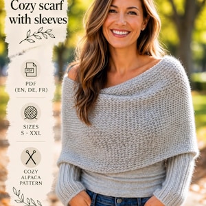 Può includere: Un capo in maglia grigio chiaro con un ampio scollo drappeggiato a sciarpa e maniche lunghe. Il testo sull'immagine recita: Cozy scarf with sleeves, PDF (EN, DE, FR), S - XXL e COZY ALPACA PATTERN. Il capo è indossato sopra un paio di jeans blu.
