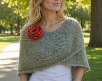 Sciarpa in mohair lavorata a mano con spilla a fiore all'uncinetto, leggera e avvolgente, elegante regalo fatto a mano per donna.