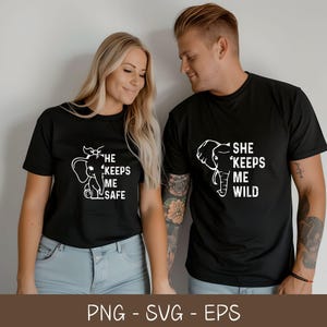 Sie hält mich Wild, er hält mich sicher-Couple Wolf personalisierte Becher-Geschenke für Frau Mann-Geburtstag Geschenke-Freundschaft Geschenk Paar tshirt svg png