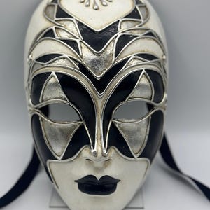 Máscara de fantasia completa em prata, preto e branco, com lábios pretos. Máscara veneziana lindamente decorada. Máscara vestível e máscara decorativa.