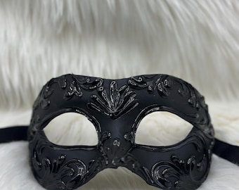 Maschera veneziana nera su nero per il ballo in maschera: lussuosa maschera da gala in cartapesta