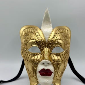 Maschera veneziana indossabile – Design oro e bianco con labbra rosse – Maschera per costume o decorazione da parete