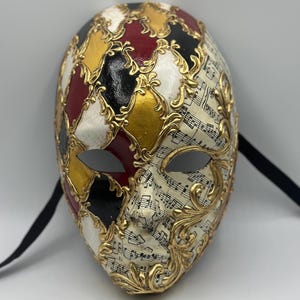 Maschera di carnevale a pieno volto. Maschera veneziana splendidamente decorata. Maschera di gala e maschera decorativa.