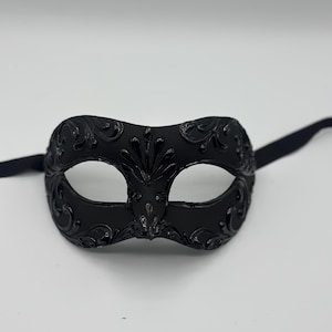 Venetian mask in black  - Masquerade mask decorated in black -