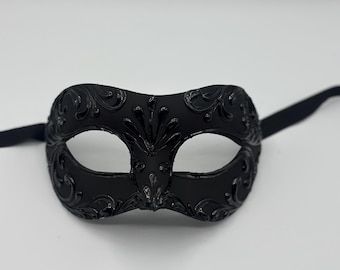 Venetian mask in black  - Masquerade mask decorated in black -