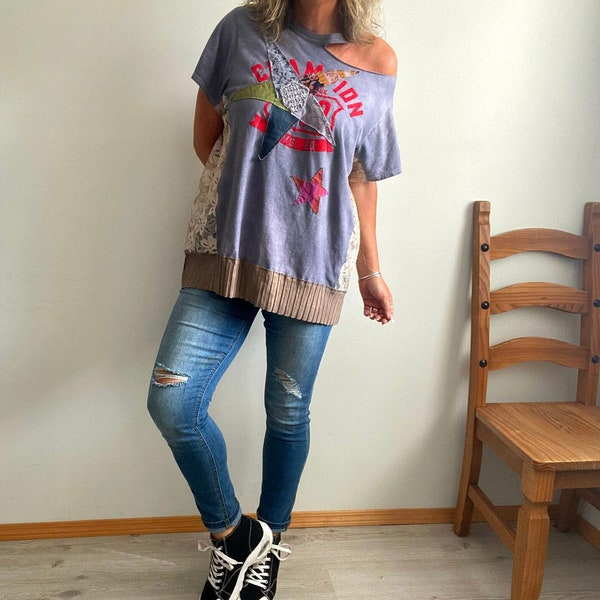 Haut recyclé gris Vêtements bohèmes Vêtements urbains Streetwear femme Alter DIY T-shirt à épaules dénudées Art à porter M L XL « BETHENNY »