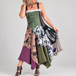 Maxikleid aus recycelten Patchwork-Stoffen, Boho-Grunge-Festivalkleid, umgearbeitetes Grafik-T-Shirt-Kleid, Schnür-Korsett-Detail M L 'SIGRID'