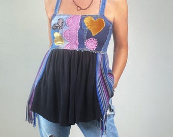 Top peplum de patchwork reciclado: Camiseta de tirantes estilo boho con flecos para festivales - M 'SERRA'