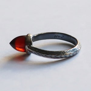 Anillo de plata de ley con punto de poder y granate hessonita, talla 5.5 (EE. UU.)