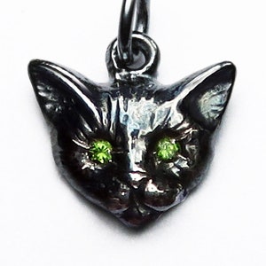 宝石の目をした小さな黒猫のチャーム - 複数の宝石オプション