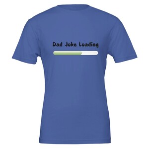 Peut inclure: Un t-shirt bleu royal avec le texte "Dad Joke Loading" et une barre de progression verte.