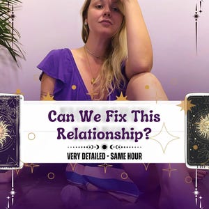 Puede incluir: Una mujer con una blusa morada se sienta con la mano en la frente, mirando a la cámara. El texto "Can We Fix This Relationship?" está escrito en blanco sobre un fondo blanco con un borde negro. El texto "VERY DETAILED - SAME HOUR" está escrito en blanco sobre un fondo negro. La imagen está rodeada por un borde decorativo con estrellas y lunas.