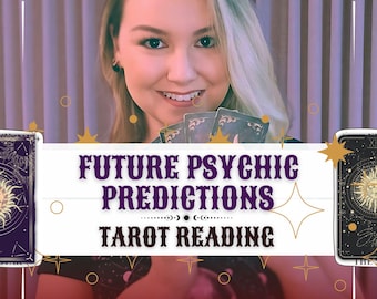 Puede incluir: Una mujer sostiene cartas de tarot frente a un fondo morado y blanco. El texto "FUTURE PSYCHIC PREDICTIONS TAROT READING" se muestra en una pancarta blanca con estrellas doradas.