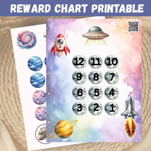 Op de afbeelding: Een afdrukbare beloningskaart met een ruimtethema. De kaart toont een raket, planeten, een UFO en een shuttle. De kaart heeft een aquarel achtergrond met cijfers op maanachtige cirkels. De tekst "REWARD CHART PRINTABLE" staat bovenaan.