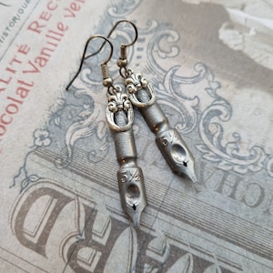 Vintage Pen Earrings - Dip pen Fountain Pen Calligraphy Brass version Jane Austen Writer Earrings -  Antiqued Vintage 50s Steampunk Nib