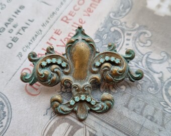 Fleur de lis victorian brooch patina Green Mint Sage Vintage look - Pacific opal Swarovski.