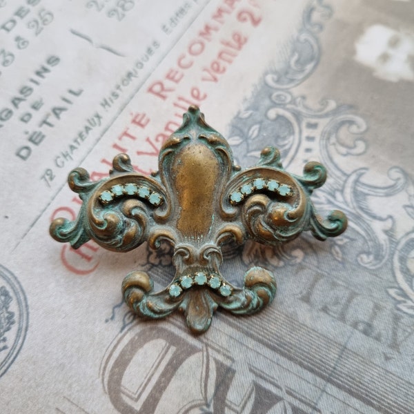 Fleur de lis victorian brooch patina Green Mint Sage Vintage look - Pacific opal Swarovski.