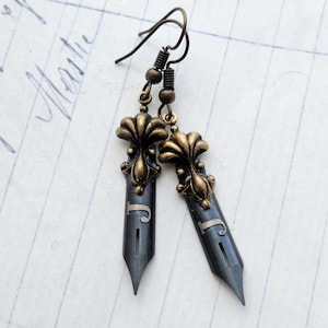 Boucles d'oreilles stylo vintage - Dip pen stylo plume calligraphie version laiton Boucles d'oreilles écrivain Jane Austen - plume Steampunk J vintage vieillie des années 50