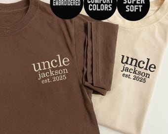 Puede incluir: Dos camisetas, una marrón y otra beige, con el texto "uncle jackson est. 2025" bordado en la parte delantera. Las camisetas están hechas de un tejido suave y cómodo y son perfectas para el uso diario.