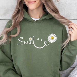Daisy Smile Face Sweatshirt, Daisy Flower Smile Hoodie, Positive Women Gift , Daisy Sweatshirt, Mom Flower Hoodie , Christmas Gift