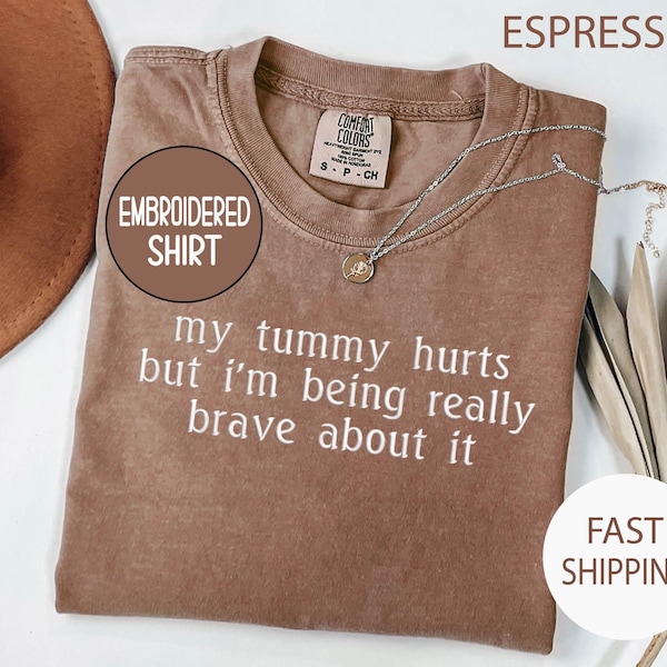 Camiseta bordada Comfort Colors®: "Me duele la barriga" con el divertido lema